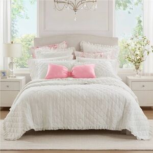 Armoire Collection Full/Queen Ruffle
Quilt White